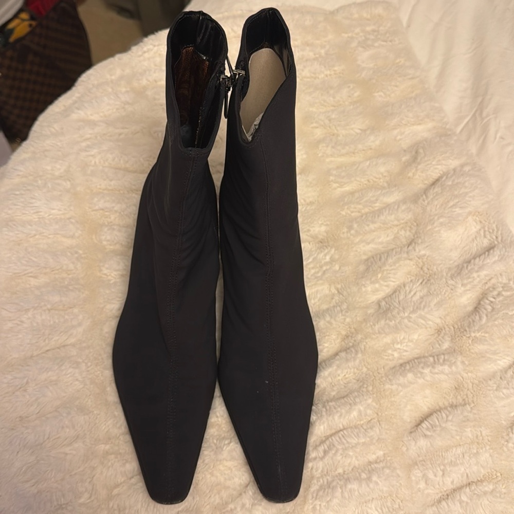 Beaut weatherproof black stretchy bootie